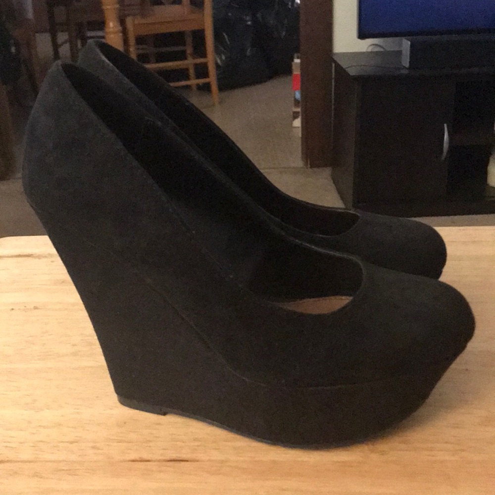 Black wedge heels